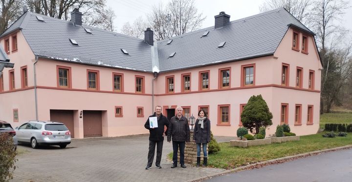 Leerstandsmanager Stefan Stumpf mit Eigentümer und Fachberaterin. © Regional- und Leerstandsmanagement Hof