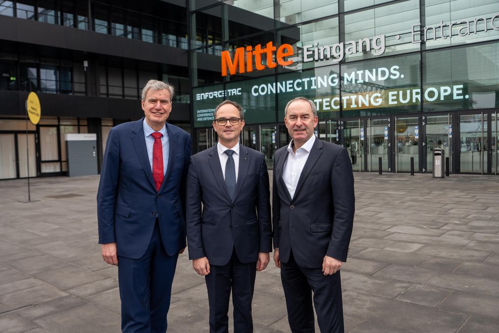 Bayerns Wirtschaftsminister Hubert Aiwanger besucht die Enforce Tac Messe in Nürnberg.