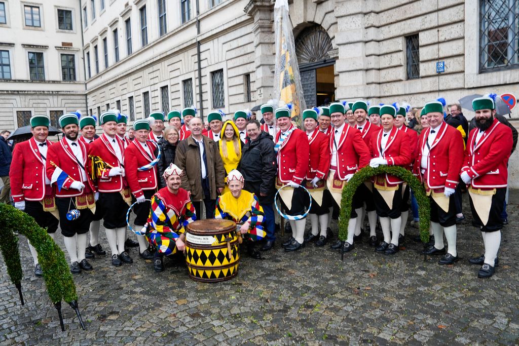 Der Bayerische Wirtschaftsminister Hubert Aiwanger begrüßt die Original Münchner Schäfflertanzgruppe. 