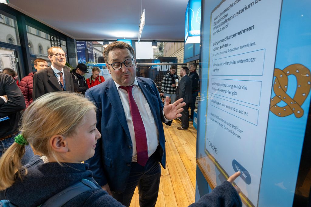 Impressionen des Besuchs von Bayerns Wirtschaftsstaatssekretär Tobias Gotthardt am OpenSpace-Stand des Bayerischen Wirtschaftsministeriums.