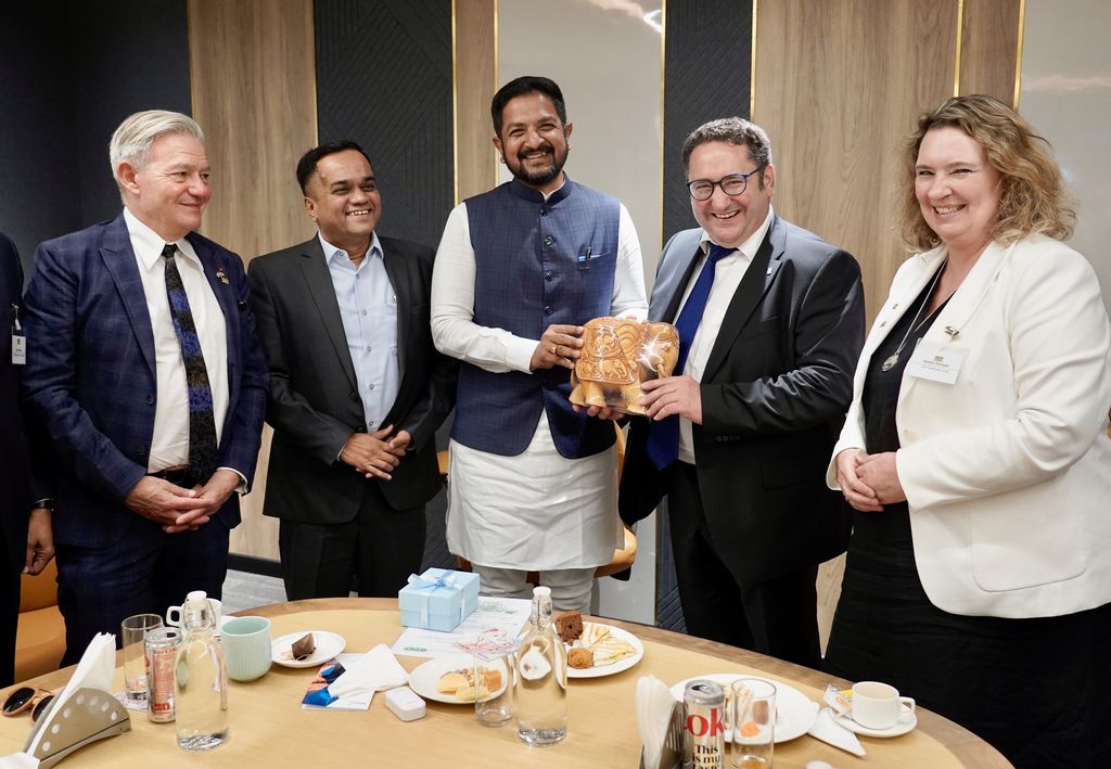 Sharath Bachegowda (Mitte) und Staatssekretär Tobias Gotthardt beim Treffen in Bangalore. Foto: StMWi