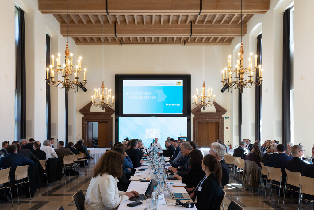 Über 60 Vertreterinnen und Vertreter von Instiutionen, Verbänden und Frimen der bayerischen Energiewirtschaft tauschten sich bei der 6. Sitzung des Bayerischen Energiebeirats über aktuelle Herausforderungen in der Energiepolitik aus.
Foto: StMWi
