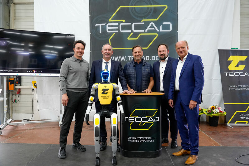 Wirtschaftsminister Hubert Aiwanger (2. v. l.) beim Besuch der TECCAD Engineering GmbH mit (v. l. n. r.) Daniel Braun (1. Bürgermeister des Marktes Essenbach), Thomas Aunkofer (Geschäftsleitung TECCAD Engineering GmbH), Hans-Peter Deifel (Stellvertretender Landrat Landkreis Landshut) und Hans-Peter Summer (3. Bürgermeister der Stadt Landshut).
Foto: StMWi