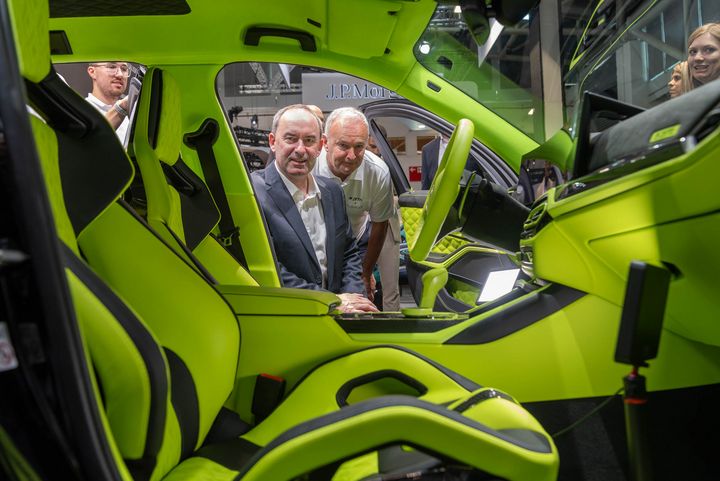 Bayerns Wirtschaftsminister Hubert Aiwanger besucht die IAA MOBILITY 2023.