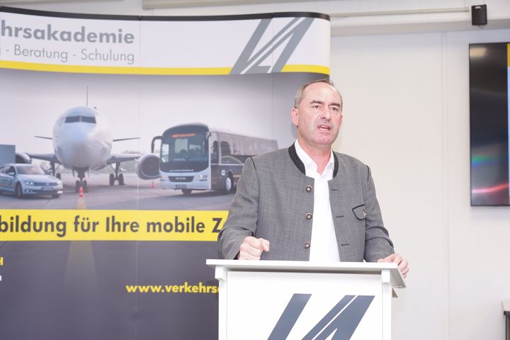 Wirtschafts- und Energieminister Hubert Aiwanger spricht beim Besuch in Kulmbach über die zentrale Bedeutung von Wasserstoff für eine zukunftsfähige Energieversorgung in Bayern. Foto: StMWi