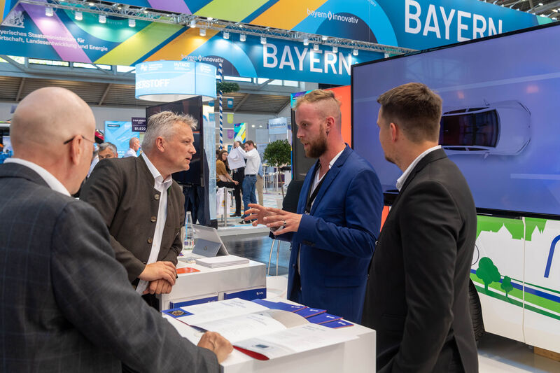 Bayerns Wirtschaftsstaatssekretär Roland Weigert besucht die IAA MOBILITY 2023