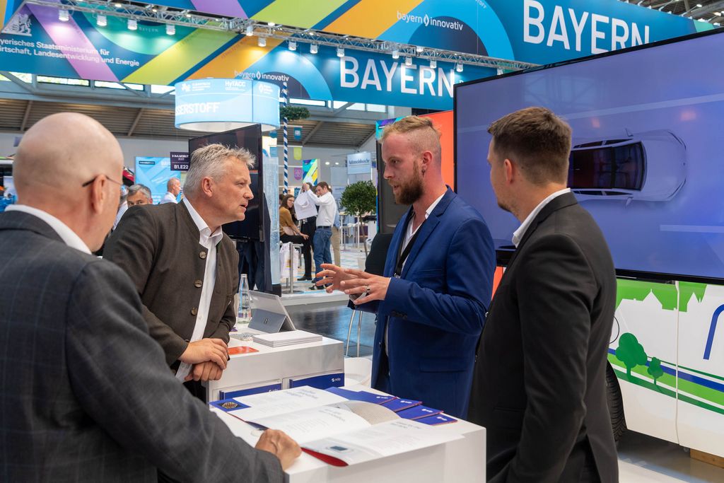 Bayerns Wirtschaftsstaatssekretär Roland Weigert besucht die IAA MOBILITY 2023 