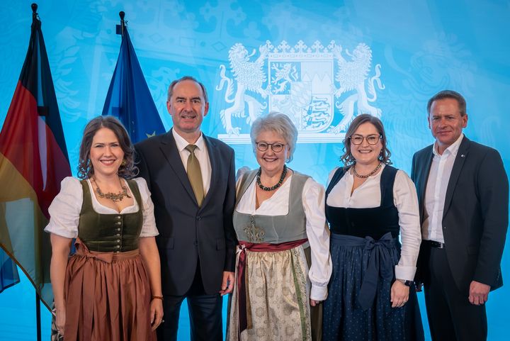 Bayerns Wirtschaftsminister Hubert Aiwanger verleiht die Staatsmedaille für besondere Verdienste um die bayerische Wirtschaft.