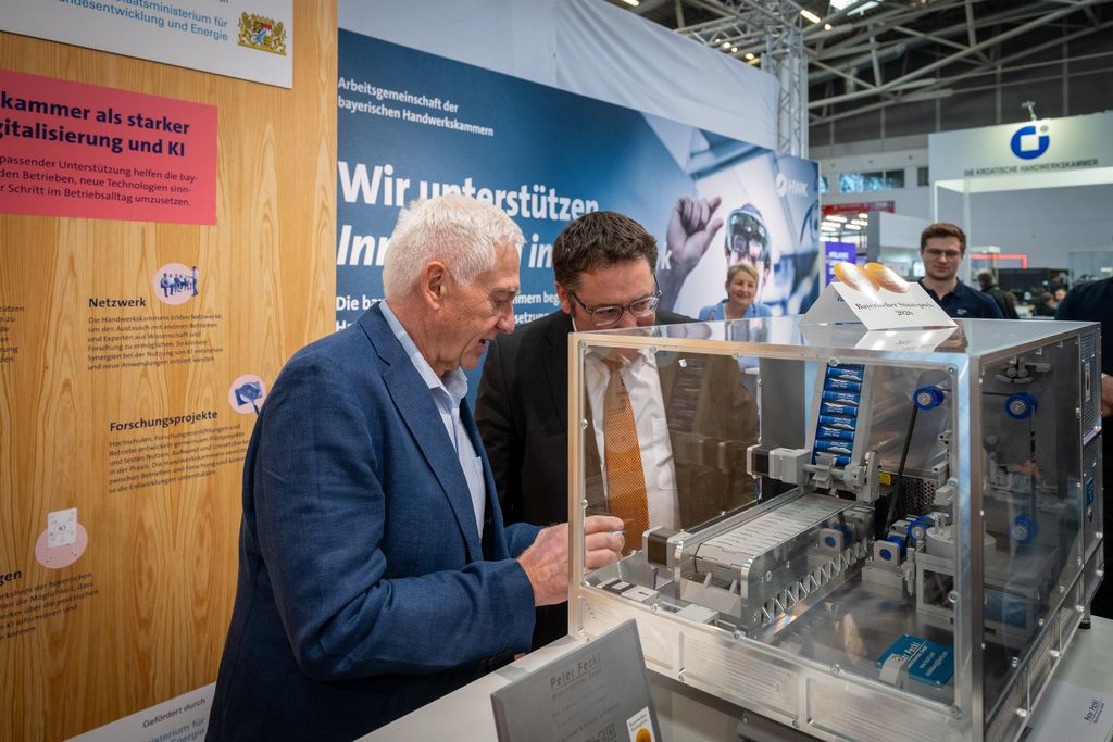 Bayerns Wirtschaftsstaatssekretär Tobias Gotthardt bei dem Messerundgang anlässlich der IHM 2026. 