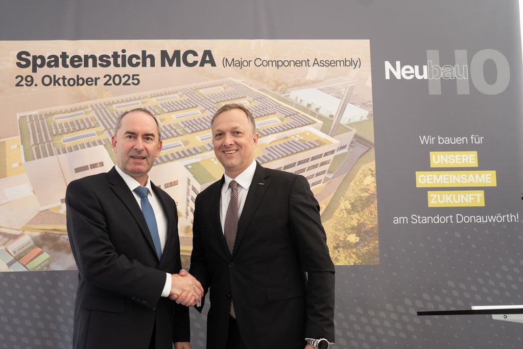 Bayerns Wirtschaftsminister Hubert Aiwanger und Stefan Thomè, Vorsitzender der Geschäftsführung Airbus Helicopters Deutschland. Foto: Tanja Gabler/StMWi