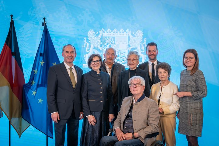 Bayerns Wirtschaftsminister Hubert Aiwanger verleiht die Staatsmedaille für besondere Verdienste um die bayerische Wirtschaft.