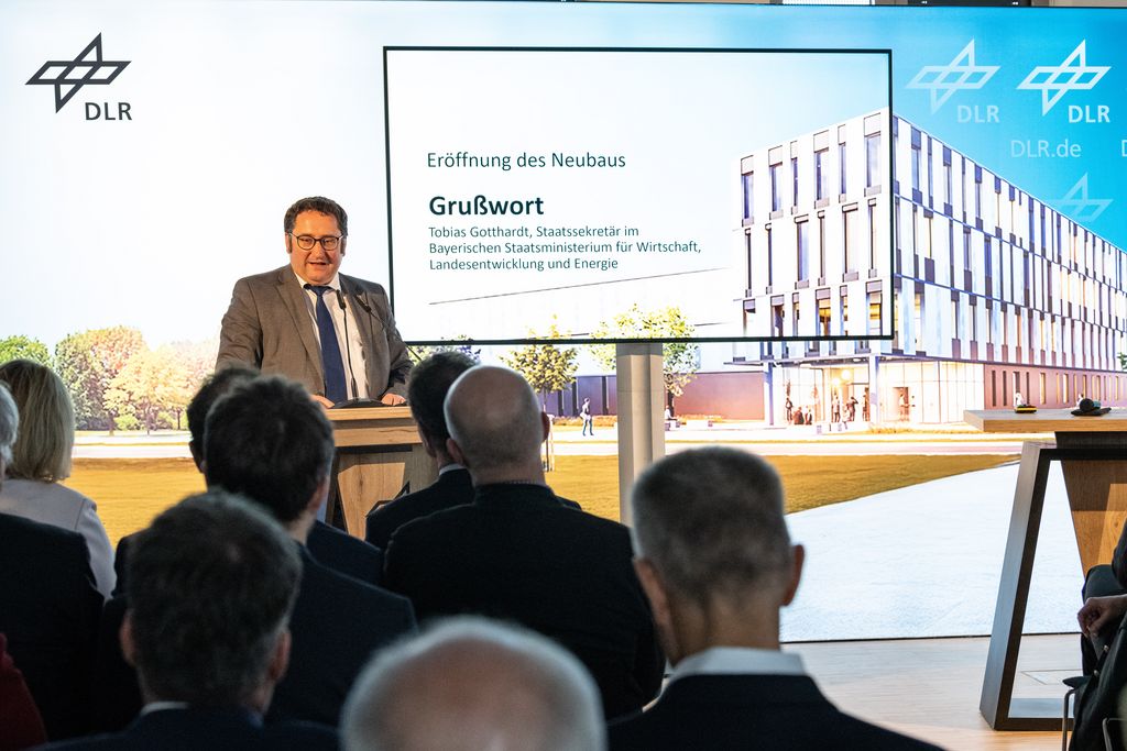 Impressionen der Einweihung des Neubaus des Instituts für Test und Simulation für Gasturbinen des DLR.