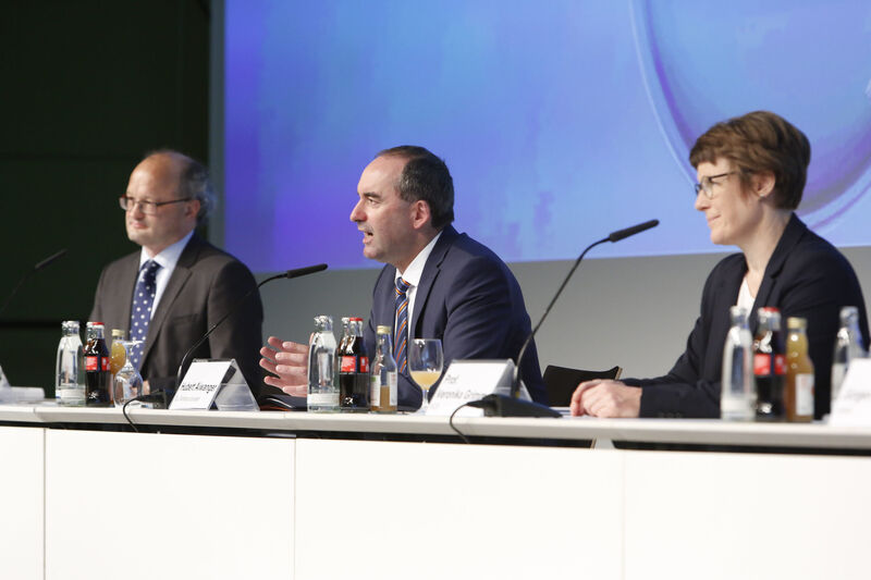 Professor Dr. Peter Wasserscheid, Staatsminister Hubert Aiwanger und Professor Dr. Veronika Grimm (von links) werden am Montag die Bayerische Wasserstoff-Roadmap vorstellen. Foto: H2.B