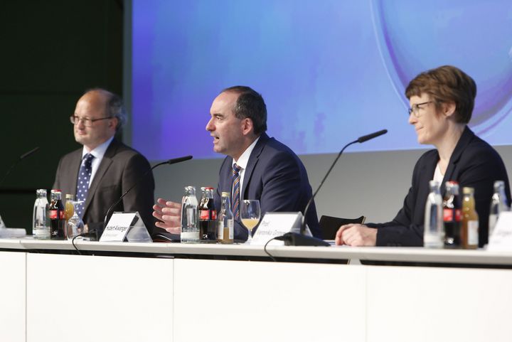 Professor Dr. Peter Wasserscheid, Staatsminister Hubert Aiwanger und Professor Dr. Veronika Grimm (von links) werden am Montag die Bayerische Wasserstoff-Roadmap vorstellen. Foto: H2.B