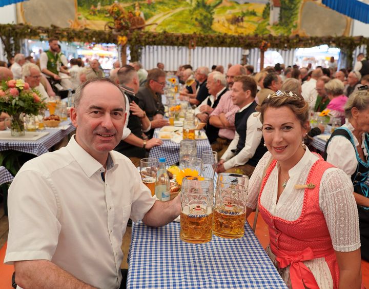Staatsminister Aiwanger auf dem Karpfhamer Volksfest mit der Bayerischen Bierkönigin Sarah Jäger aus der Oberpfalz. Foto: Elke Neureuther/StMWi