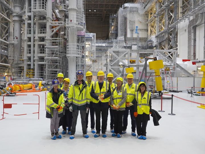 Eine von Staatssekretär Roland Weigert geleitete bayerische Expertendelegation hat die internationale Fusionsforschungsanlage ITER besucht. Foto: StMWi/T. Assenbrunner
