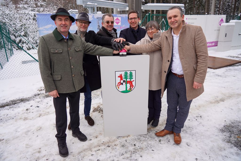 Von links: Wirtschaftsminister Hubert Aiwanger, Christian Schilling (Vodafone), Alois Scherer (Bayerische Mobilfunk), Rehaus Bürgermeister Michael Abraham, Heidrun Piwernetz (Regierungspräsidentin Oberfranken) und Driton Emini (Deutsche Telekom). Foto: StMWi