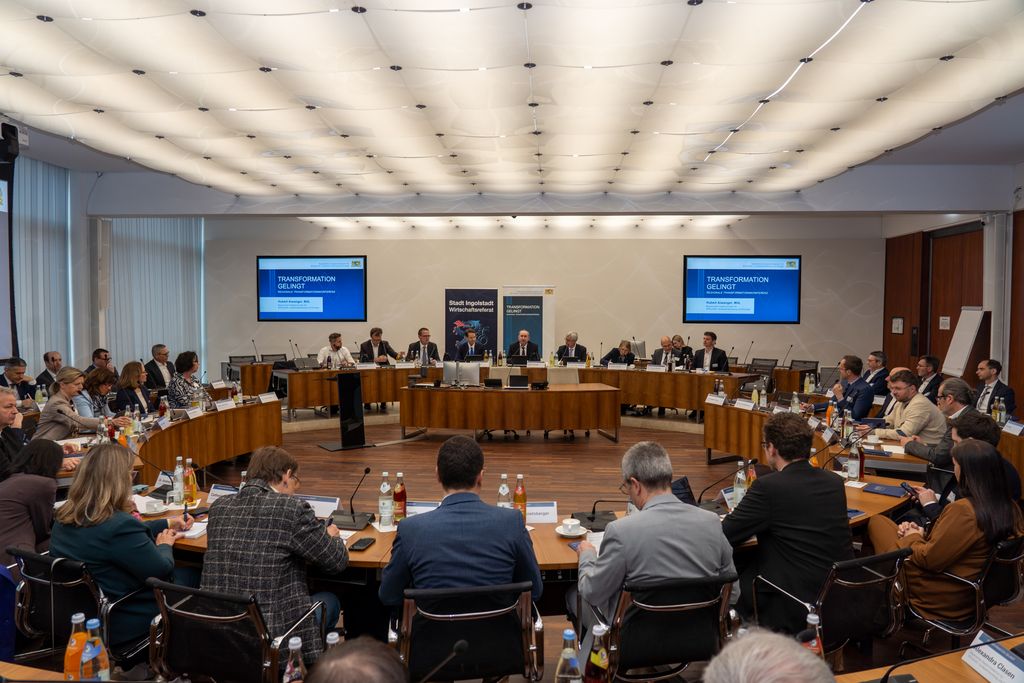 Wirtschaftsminister Aiwanger tauscht sich mit Branchenvertretern aus. Foto: StMWi.