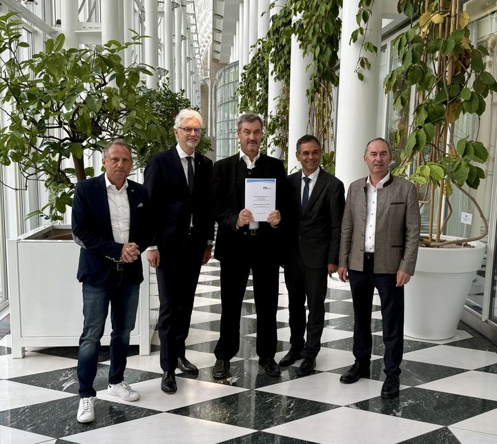 Von rechts: Wirtschaftsminister Hubert Aiwanger, der Passauer Landrat Raimund Kneidinger, Ministerpräsident Dr. Markus Söder, der Vorstandsvorsitzende der Verbund AG, Michael Strugl und Umweltminister Thorsten Glauber bei der Präsentation des Bescheides zum Planfeststellungsbeschluss für das Pumpspeicherwerk Riedl. Foto: StMWi