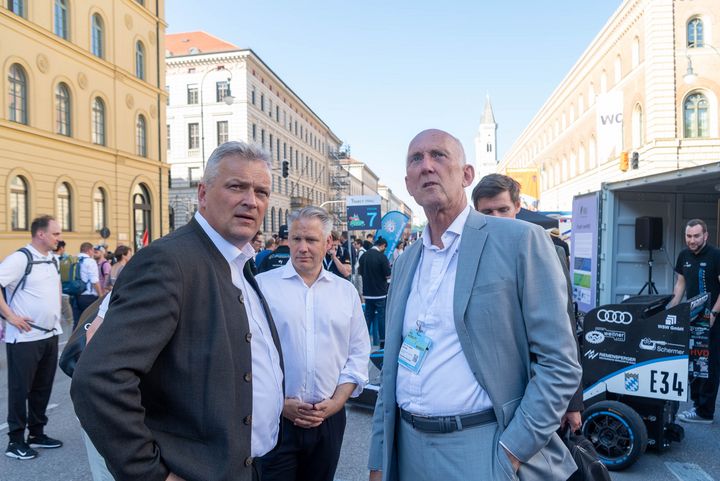 Bayerns Wirtschaftsstaatssekretär Roland Weigert besucht die IAA MOBILITY 2023 