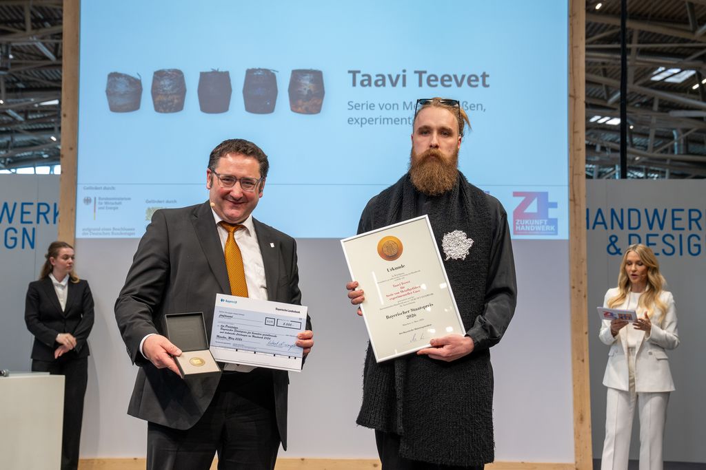 Bayerns Wirtschaftsstaatssekretär Tobias Gotthardt übergibt den Staatspreis an Taavi Teevet.