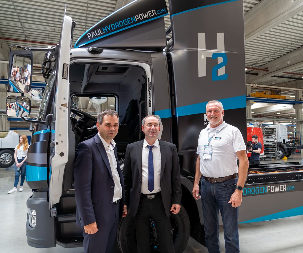 Wirtschaftsminister Hubert Aiwanger (Mitte) und Josef Paul (r.), Geschäftsführer der Paul Group, vor dem Wasserstoff-Truck der Paul Group aus Vilshofen. Foto: Elke Neureuther/StMWi