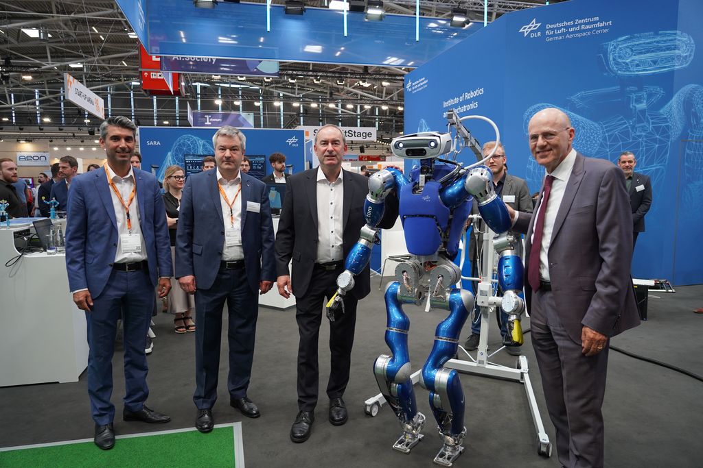 Bayerns Wirtschaftsminister Hubert Aiwanger am Stand des Deutschen Zentrums für Luft und Raumfahrt (DLR), gemeinsam mit (v. l. n. r.) Zekeriya Ceyhanli (DLR, Standortleiter Süd), Dr. Roland Unterhinninghofen (DLR, Abteilungsleiter im Institut für Robotik und Mechatronik) und Dr. Reinhard Pfeiffer (CEO Messe München).
Foto: StMWi