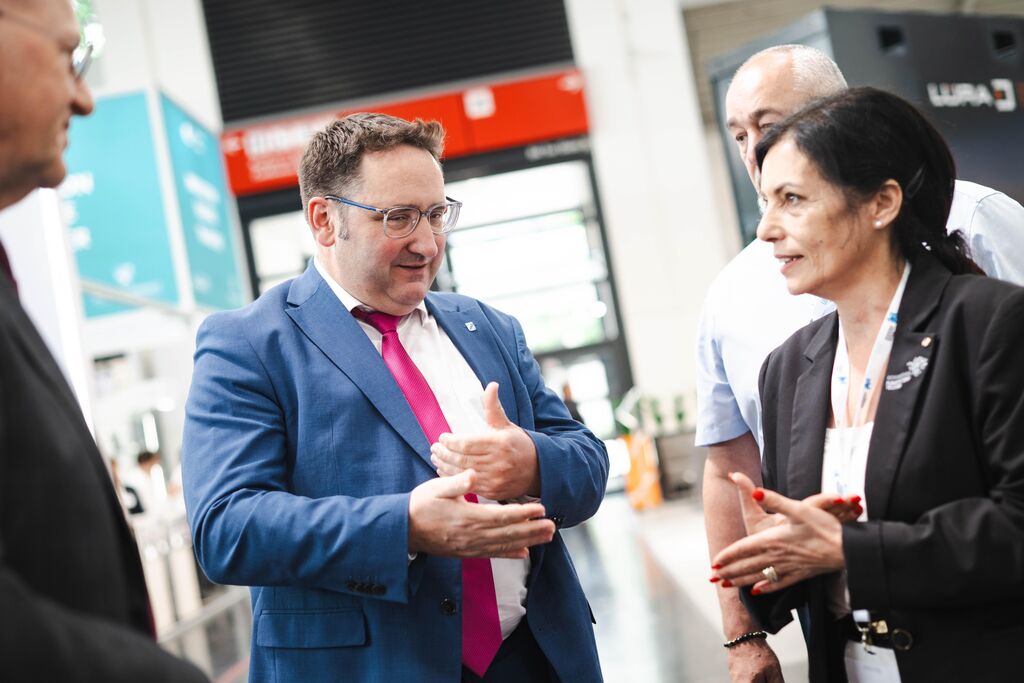 AG1_5322 Bayerns Wirtschaftsstaatssekretär Tobias Gotthardt besucht die IFAT Munich 2026.
