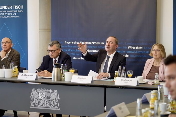 Impressionen des Runden Tisches zum Thema „Finanzierungsfragen der Sicherheits- und Verteidigungsindustrie“.