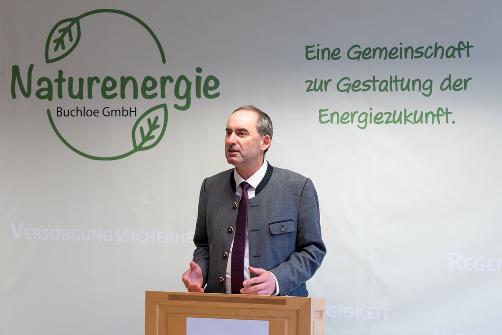 Wirtschaftsminister Hubert Aiwanger erläutert, warum die geförderte Studie ein wichtiges "Fundament der Zukunft" für regionale Energiekonzepte sein wird. (Foto: StMWi / E. Neureuther)