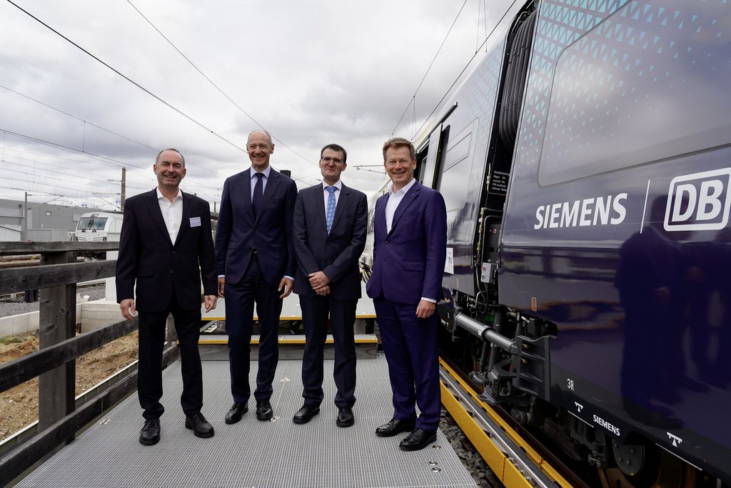 von links: Bayerns Wirtschaftsminister Hubert Aiwanger, der Siemens Vorstandsvorsitzende Dr. Roland Busch, Hartmut Höppner, Staatssekretär im Bundesverkehrsministerium und Dr. Richard Lutz, Vorstandsvorsitzender der Deutschen Bahn AG. Foto: StMWi/E. Neureuther.