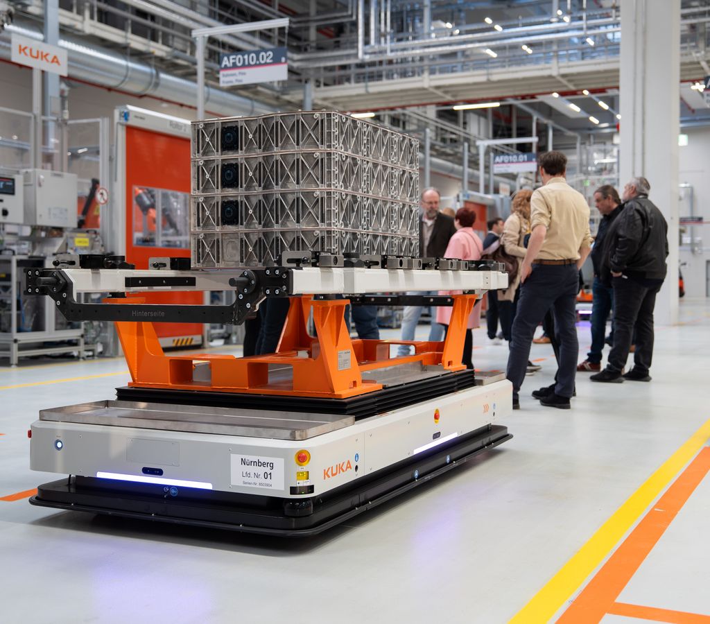 Heute hat Bayerns Wirtschafts- und Energieminister Hubert Aiwanger das neue Batteriewerk der MAN Truck &amp; Bus SE in Nürnberg besucht. Foto: StMWi/Bastian Brummer