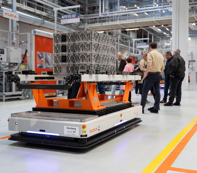 Heute hat Bayerns Wirtschafts- und Energieminister Hubert Aiwanger das neue Batteriewerk der MAN Truck & Bus SE in Nürnberg besucht. Foto: StMWi/Bastian Brummer