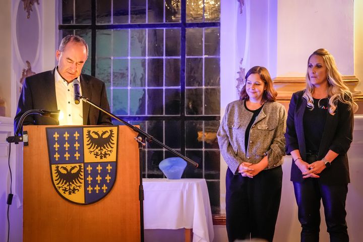 Wirtschaftsminister Hubert Aiwanger hält die Laudatio für das Unternehmen ADITO, bester Arbeitgeber 100-250 Mitarbeiter (in der Kategorie Arbeitgebermarke). Foto: StWMi.