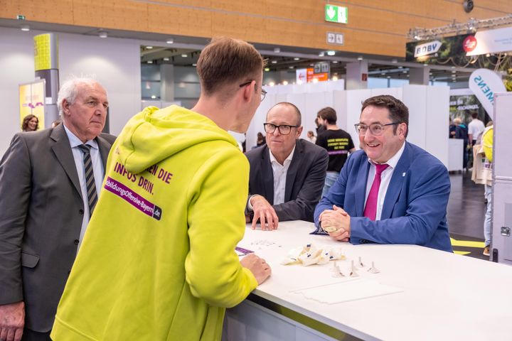 TDG20251208_Gotthardt_188 Bayerns Wirtschaftsstaatssekretär Tobias Gotthardt besucht die Berufsbildungsmesse in Nürnberg.