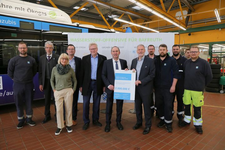 Bayerns Wirtschafts- und Energieminister Hubert Aiwanger überreichte den Stadtwerken Bayreuth eine Förderurkunde. Foto: Stadtwerke Bayreuth