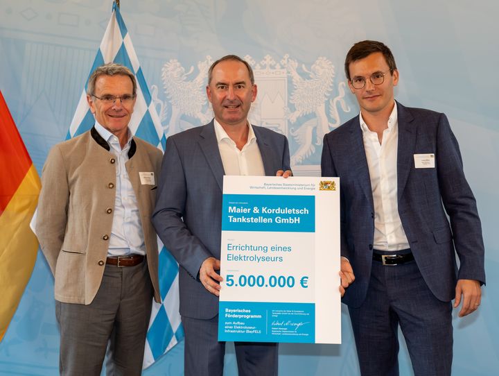 Bayerns Energieminister Hubert Aiwanger übergibt den Förderbescheid für den Bau eines Elektrolyseurs an die Firma Maier &amp; Korduletsch.
Foto: StMWi/E. Neureuther