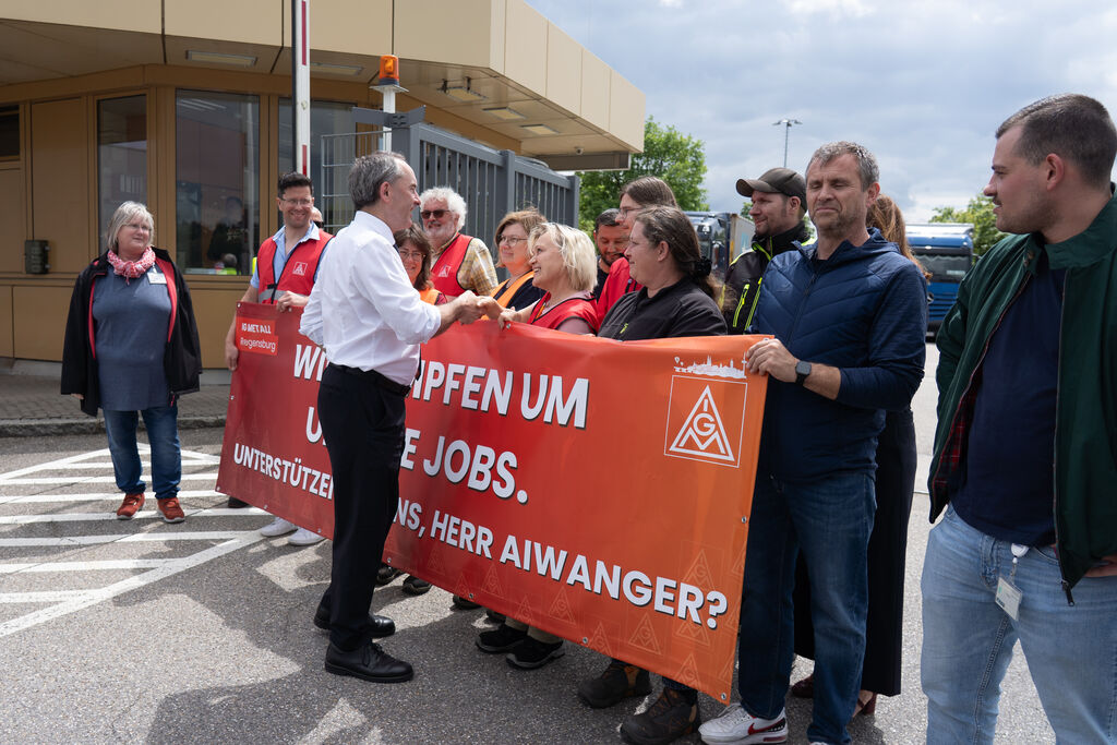 Wirtschaftsminister Hubert Aiwanger mit Mitgliedern der Belegschaft von Mahle (Bild: StMWi)