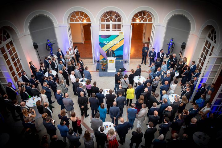 Der Bayerische Wirtschaftsminister Hubert Aiwanger und der Bayerische Verkehrsminister Christian Bernreiter laden zum Staatsempfang anlässlich der IAA MOBILITY 2023 ein.