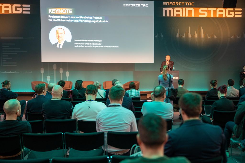 Bayerns Wirtschaftsminister Hubert Aiwanger besucht die Enforce Tac Messe in Nürnberg und hält eine Rede.