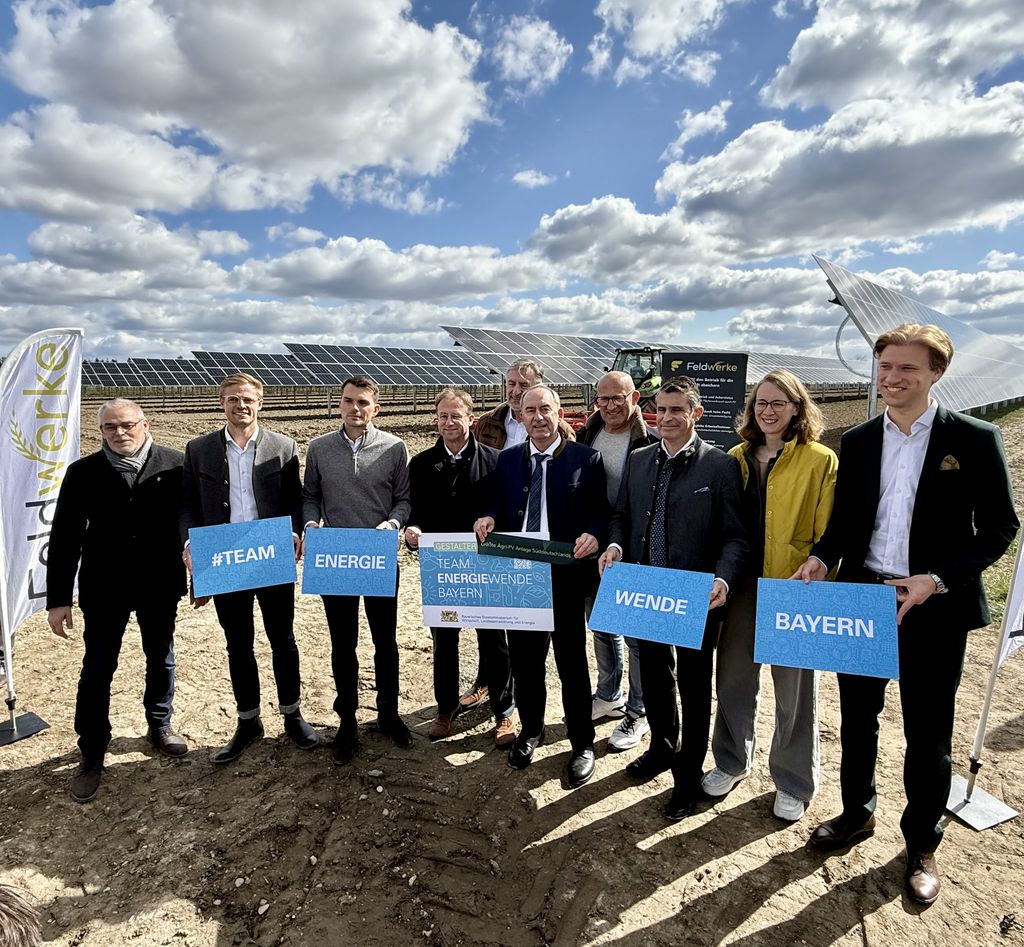 Bayerns Energieminister Hubert Aiwanger (Mitte) zeichnete die Agri-PV-Anlage in Oberndorf am Lech als „Gestalter“ im Team Energiewende Bayern aus. Foto: StMWi