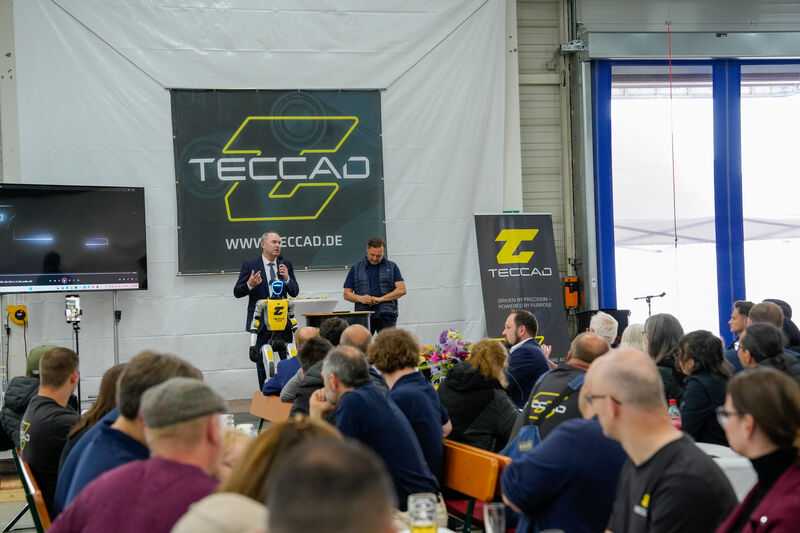 Wirtschaftsminister Hubert Aiwanger bei seiner Rede anlässlich des 20-jährigen Bestehens der TECCAD Engineering GmbH.
Foto: StMWi