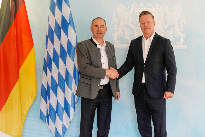 Zum 1. Juli hat Olaf Hermes (rechts) sein neues Amt als Vorstandsvorsitzender der Bayerischen Staatsforsten (BaySF) angetreten. Bayerns Wirtschaftsminister und Aufsichtsratsvorsitzender der BaySF, Hubert Aiwanger, freut sich auf die Zusammenarbeit. Foto: StMWi/Korbinian Huber