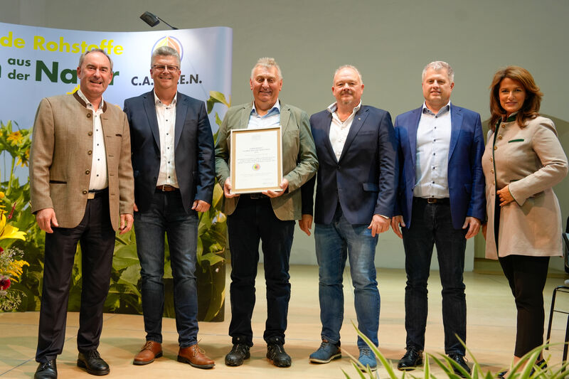 Wurden von Bayerns Wirtschaftsminister Hubert Aiwanger (links) und der bayerischen Landwirtschaftsministerin Michaela Kaniber (rechts) mit dem Förderpreis Nachwachsende Rohstoffe 2025 ausgezeichnet: Heiko Tröger (v. l.), Bürgermeister der Gemeinde Röslau, Wolfgang Schubert, Schubert Energie GbR, Michael Stumpe, SPCTRM Engineering, und Stefan Webhofer, Vorstandsvorsitzender des gemeinsamen Kommunalunternehmens.
Foto: StMWi/ K. Huber