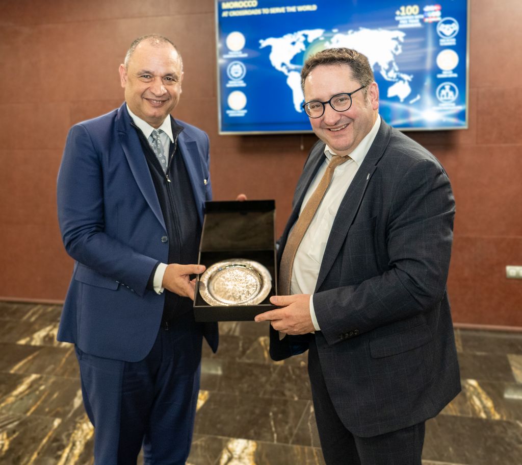 Wirtschaftsstaatssekretär Tobias Gotthardt tauscht sich mit Marokkos Industrieminister Ryad Mezzour über Möglichkeiten der Zusammenarbeit aus. Foto: StWMi
