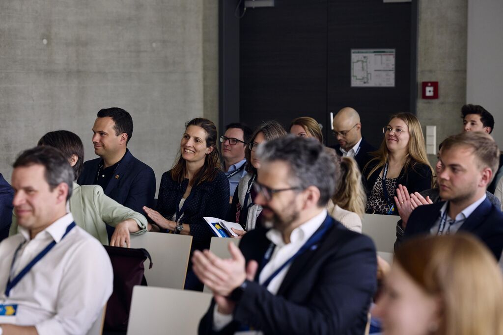 Impressionen von der Veranstaltung „Regio.PULS - Die Region im Wandel – vernetzt und lebenswert!“ in Augsburg mit Bayerns Wirtschaftssekretär Tobias Gotthardt.