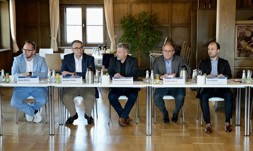 Impressionen vom Runden Tisch „Emissionsfreie LKW-Antriebstechnologien“.