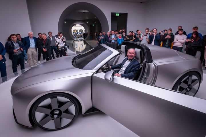 Bayerns Wirtschaftsminister Hubert Aiwanger besucht den IAA Open Space in München.