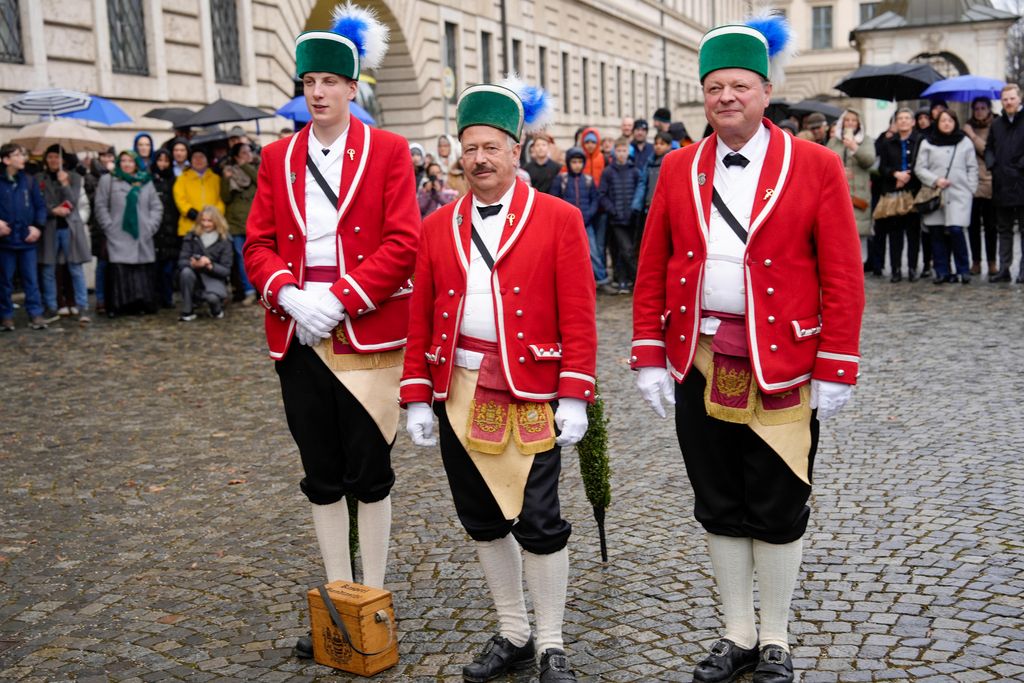 Der Bayerische Wirtschaftsminister Hubert Aiwanger begrüßt die Original Münchner Schäfflertanzgruppe. 