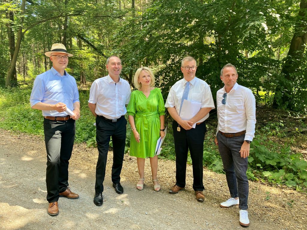 Wirtschafts- und Energieminister Hubert Aiwanger und Umweltminister Thorsten Glauber berieten mit Dieter Lenzer, Bürgermeister von Iphofen (links), Ernst Nickel, Bürgermeister von Geiselwind und der Kitzinger Landrätin Tamara Bischof über den Windenergieausbau im Steigerwald.     Foto: StMWi